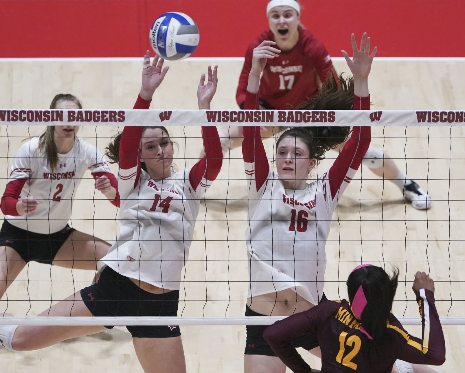 2019-10-13-UW vs MN Volleyball 12-10132019173304